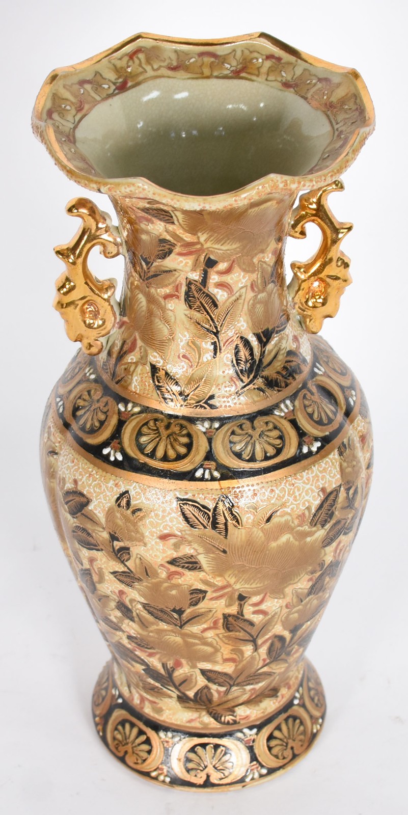 Vaso de porcelana oriental com flores em policromia e realces... - foto 2 de 4