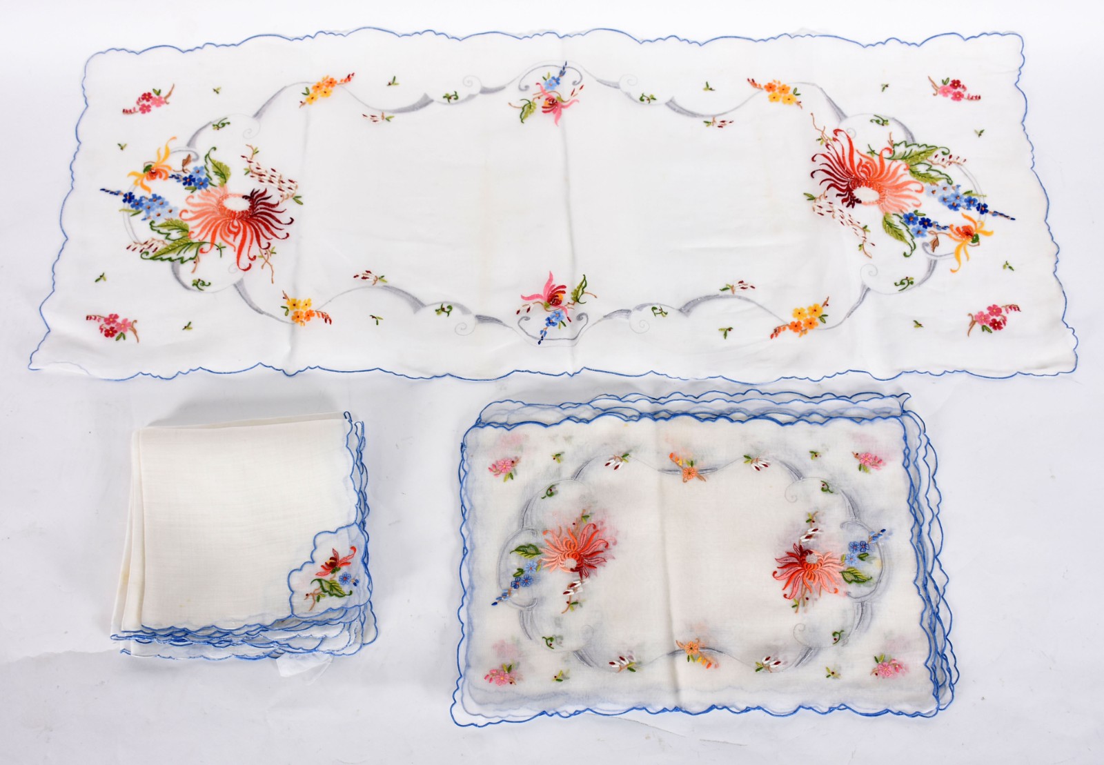 Conjunto com oito jogos americanos de organza bordado com 8... - foto 1 de 2
