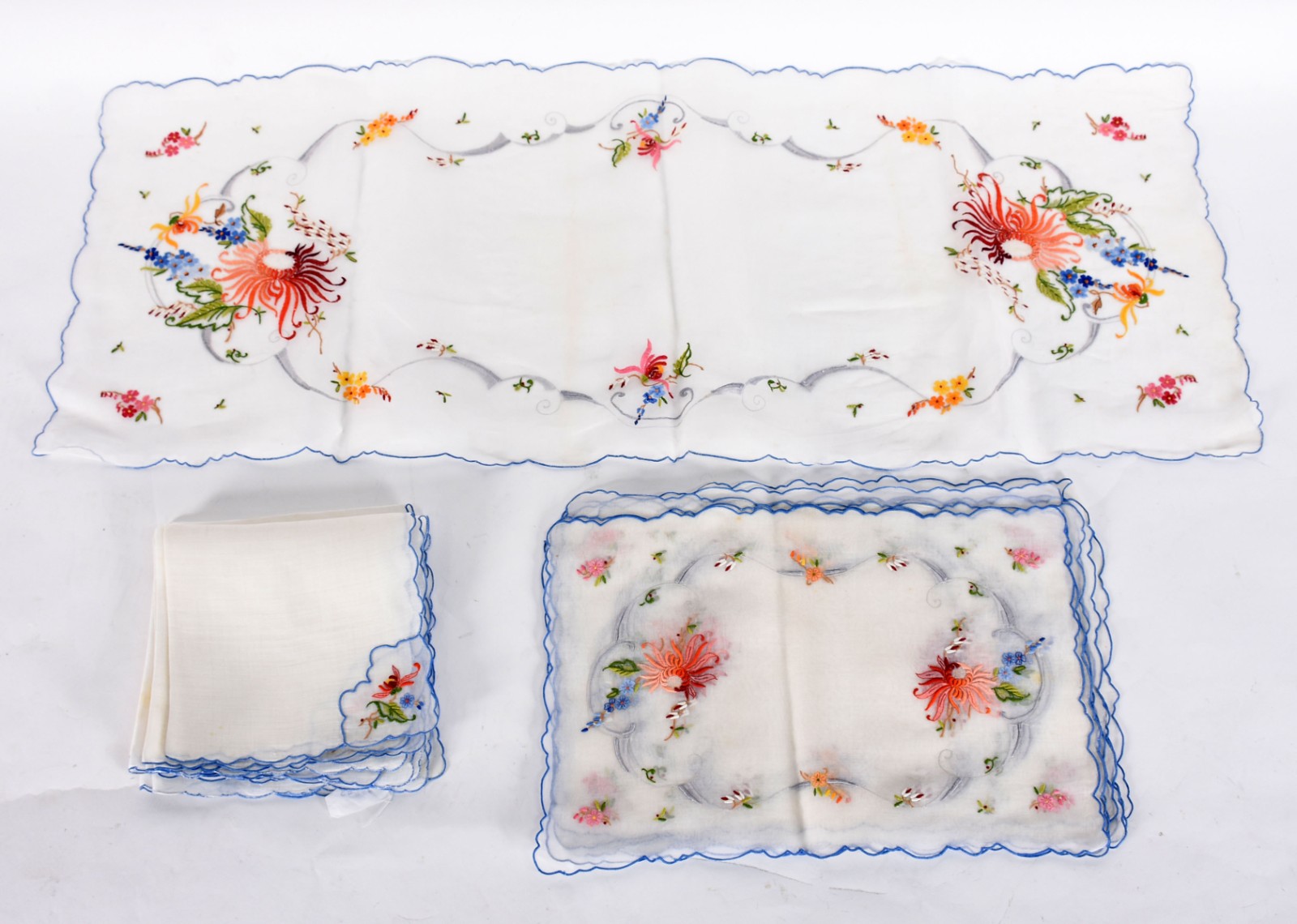 Conjunto com oito jogos americanos de organza bordado com 8... - foto 2 de 2