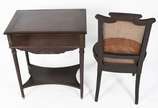 Dois móveis, sendo: Mesa de costura de madeira ... - Dois móveis, sendo: Mesa de costura de madeira nobre com tampa articulada, placa móvel interna com repartições para linhas e agulhas, com gaveta...