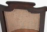 Dois móveis, sendo: Mesa de costura de madeira ... - Dois móveis, sendo: Mesa de costura de madeira nobre com tampa articulada, placa móvel interna com repartições para linhas e agulhas, com gaveta...