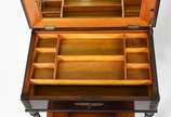 Dois móveis, sendo: Mesa de costura de madeira ... - Dois móveis, sendo: Mesa de costura de madeira nobre com tampa articulada, placa móvel interna com repartições para linhas e agulhas, com gaveta...