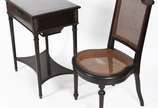 Dois móveis, sendo: Mesa de costura de madeira ... - Dois móveis, sendo: Mesa de costura de madeira nobre com tampa articulada, placa móvel interna com repartições para linhas e agulhas, com gaveta...