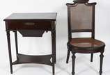 Dois móveis, sendo: Mesa de costura de madeira ... - Dois móveis, sendo: Mesa de costura de madeira nobre com tampa articulada, placa móvel interna com repartições para linhas e agulhas, com gaveta...