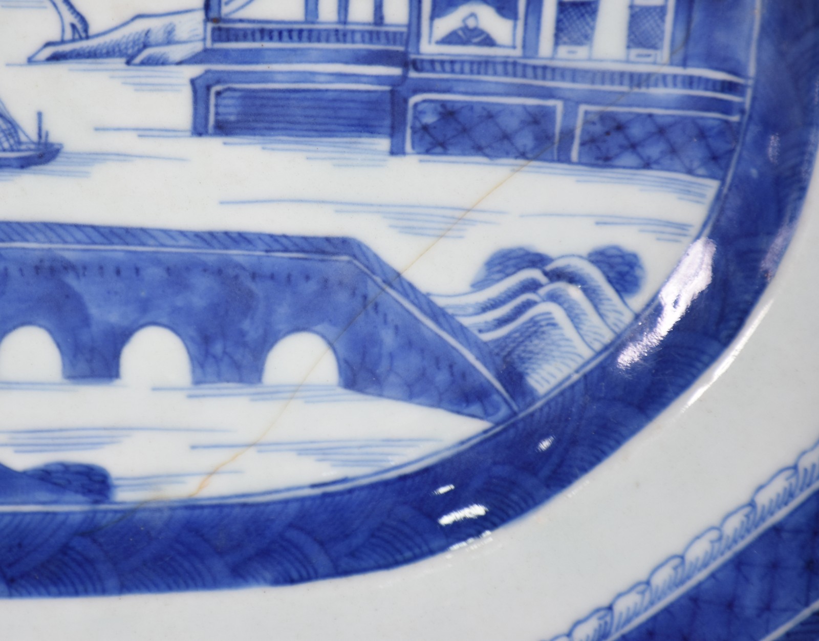 Travessa de porcelana chinesa azul e branca decorada com pagodes e... - foto 2 de 3