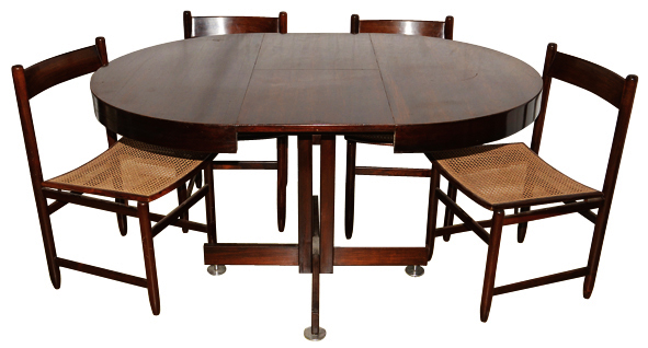 Mesa de jantar de jacarandá com tábua extensora embutida e 4 cadeiras...