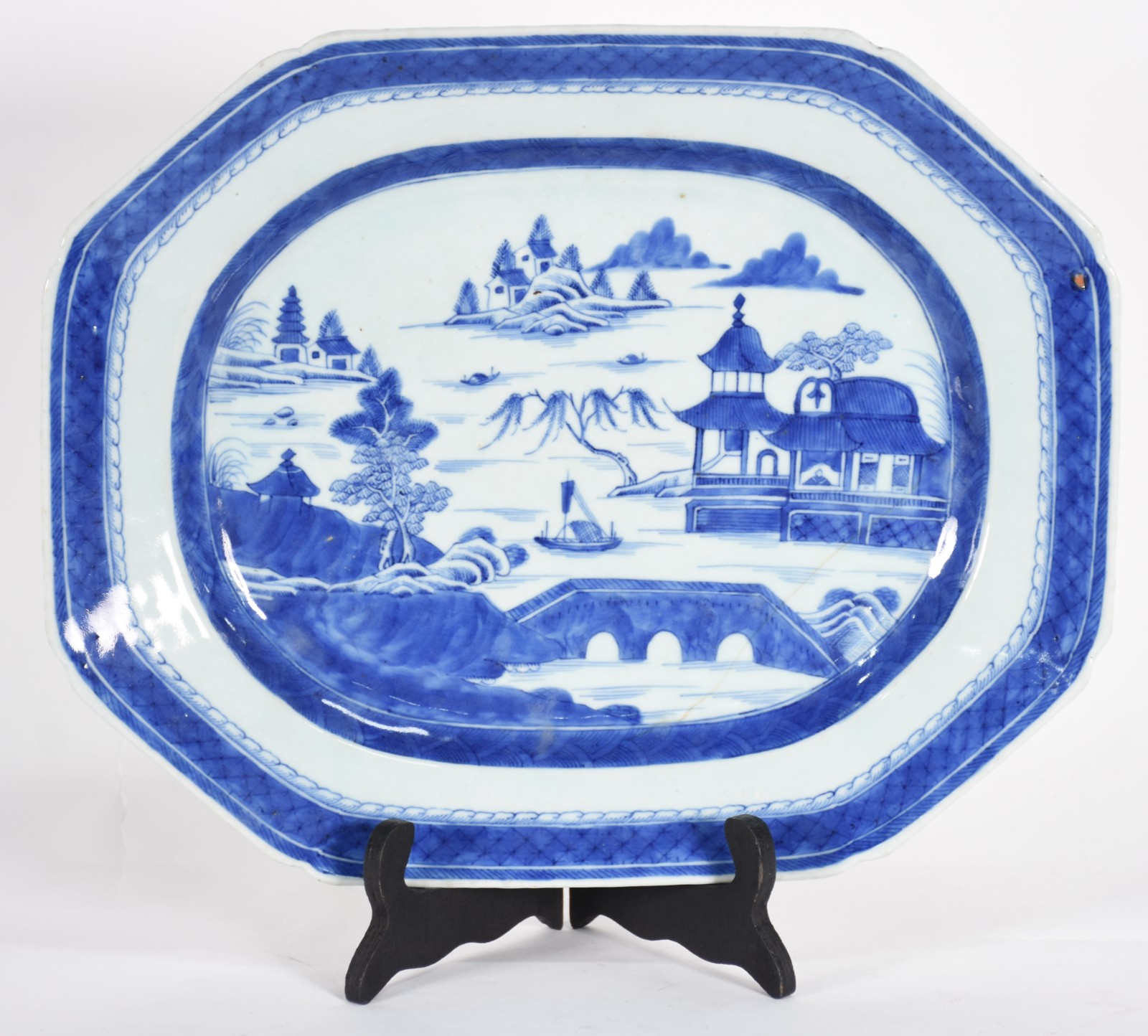 Travessa de porcelana chinesa azul e branca decorada com pagodes e... - foto 1 de 3