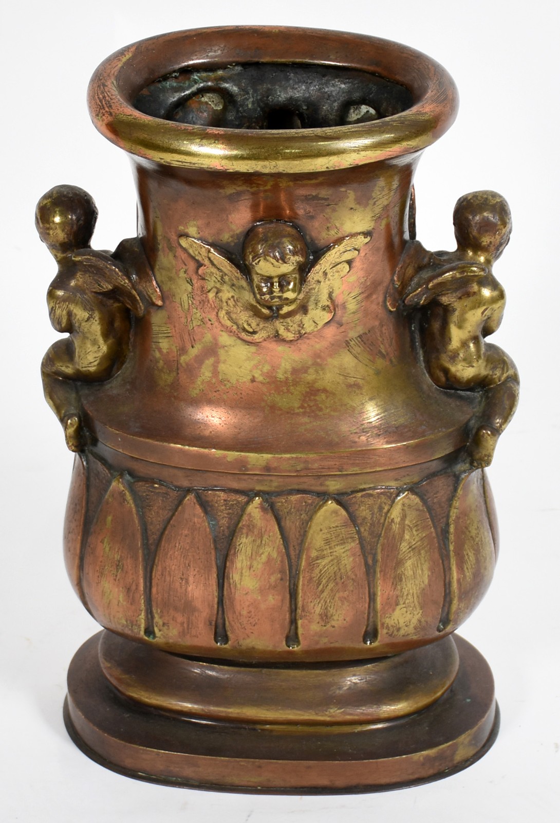 Vaso de bronze com figuras sacras em relevo. - foto 4 de 5
