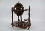 Movel bar de madeira com &#34;Globo&#34; articu... - Movel bar de madeira com &#34;Globo&#34; articulado e colunas torneadas, medidas 83 x 58 altura 90 cm. (pequenos desgastes pelo uso)