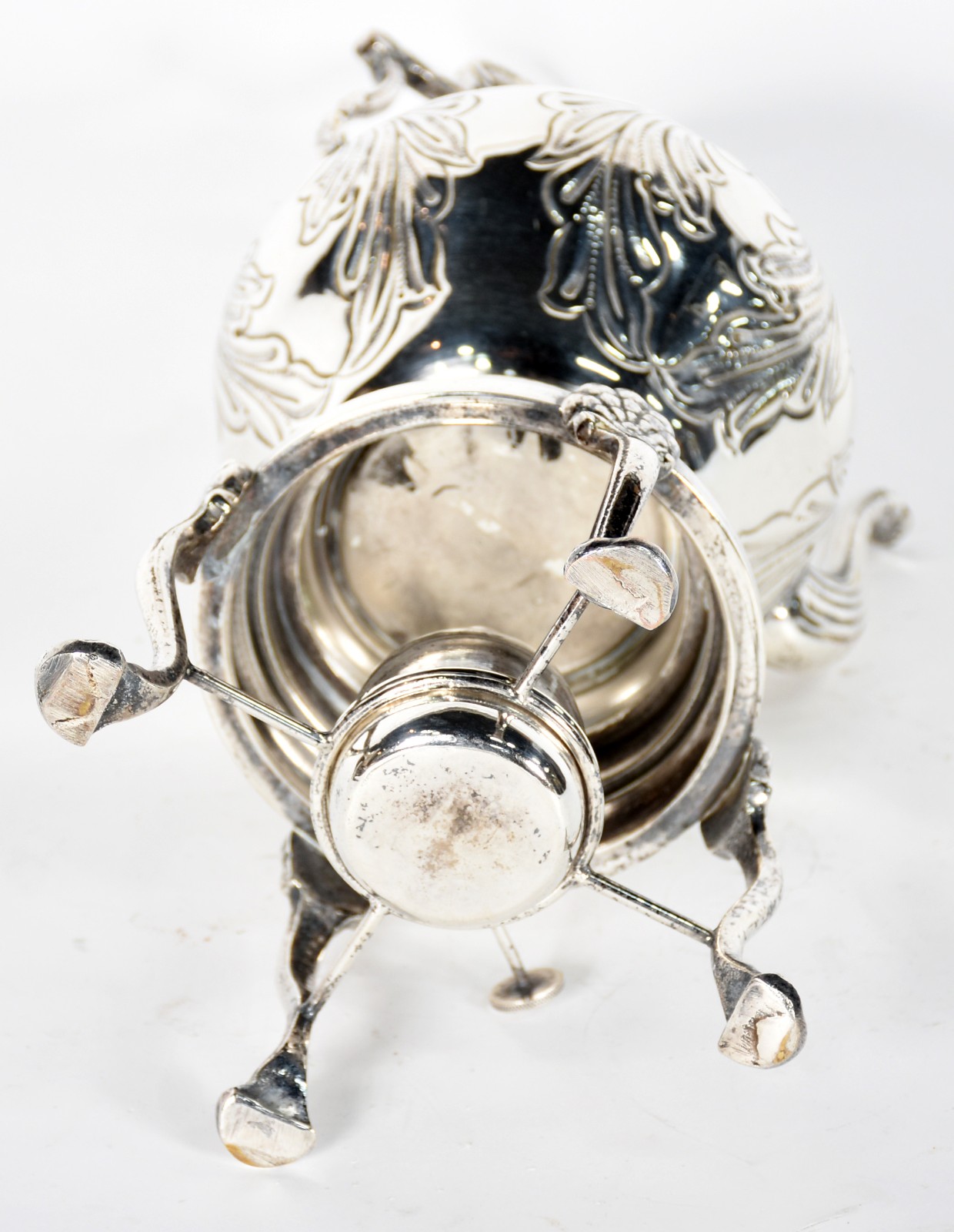 Samovar de metal prateado cinzelado com folhas, estilo ingles. - foto 4 de 5