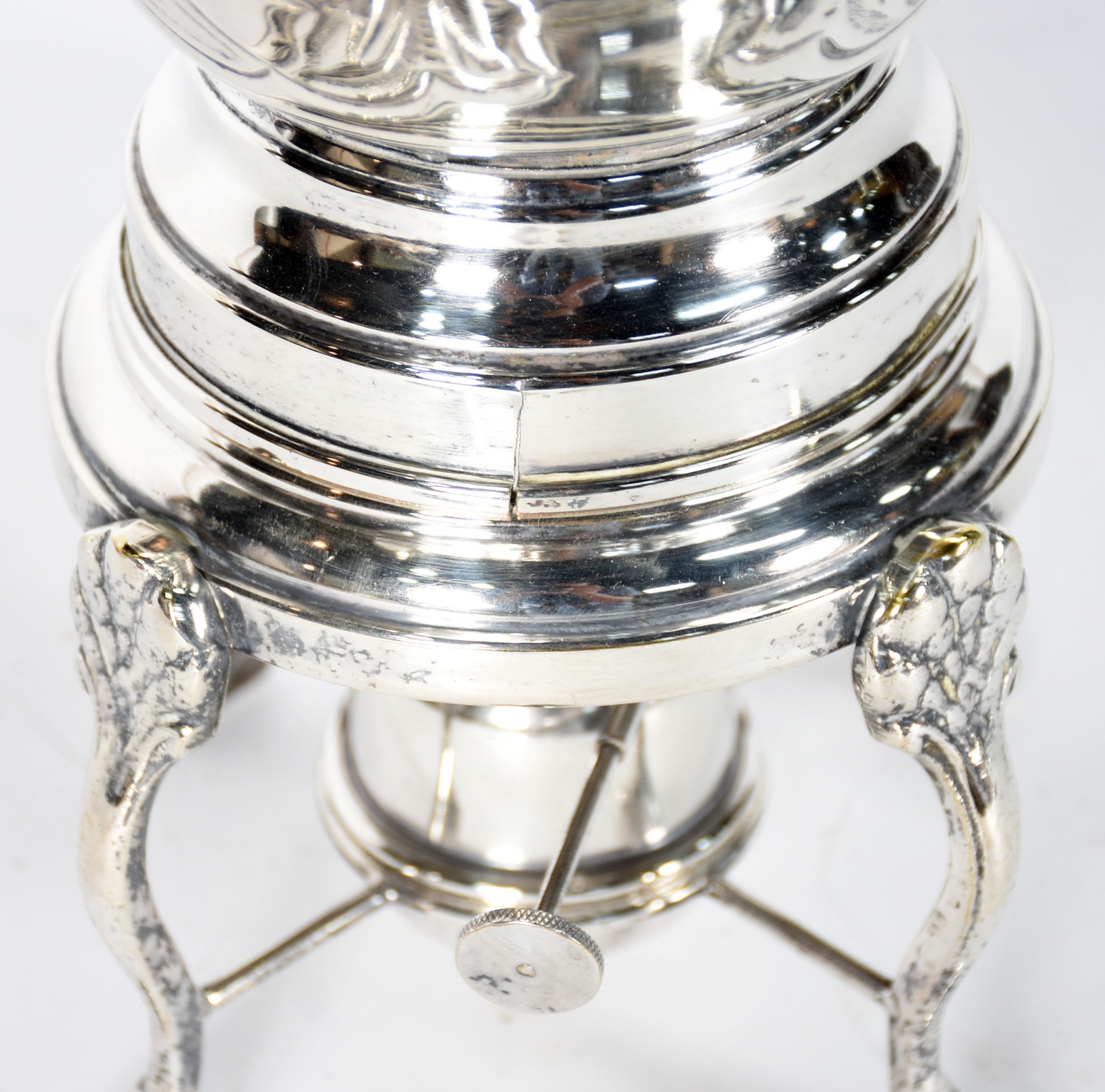 Samovar de metal prateado cinzelado com folhas, estilo ingles. - foto 5 de 5