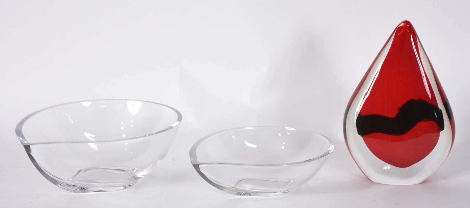Duas saladeiras de vidro e uma peça decorativa de murano no feitio de... - foto 1 de 5