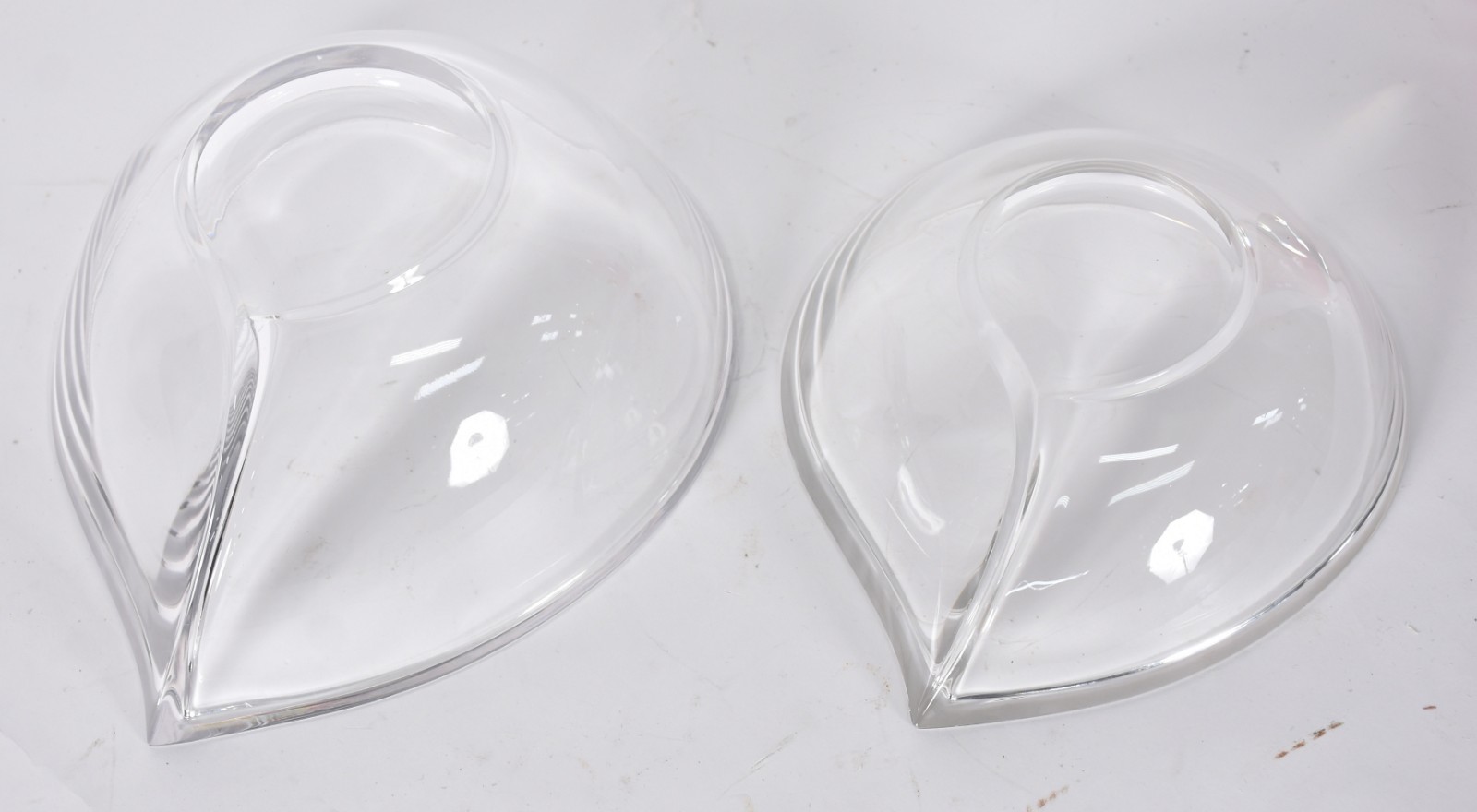 Duas saladeiras de vidro e uma peça decorativa de murano no feitio de... - foto 3 de 5