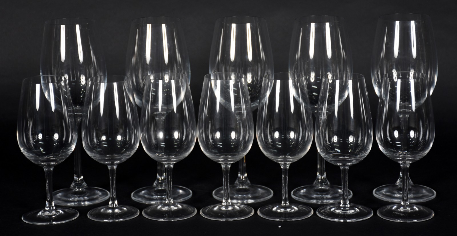 Doze taças de tamanhos diferentes para vinho. - foto 1 de 4