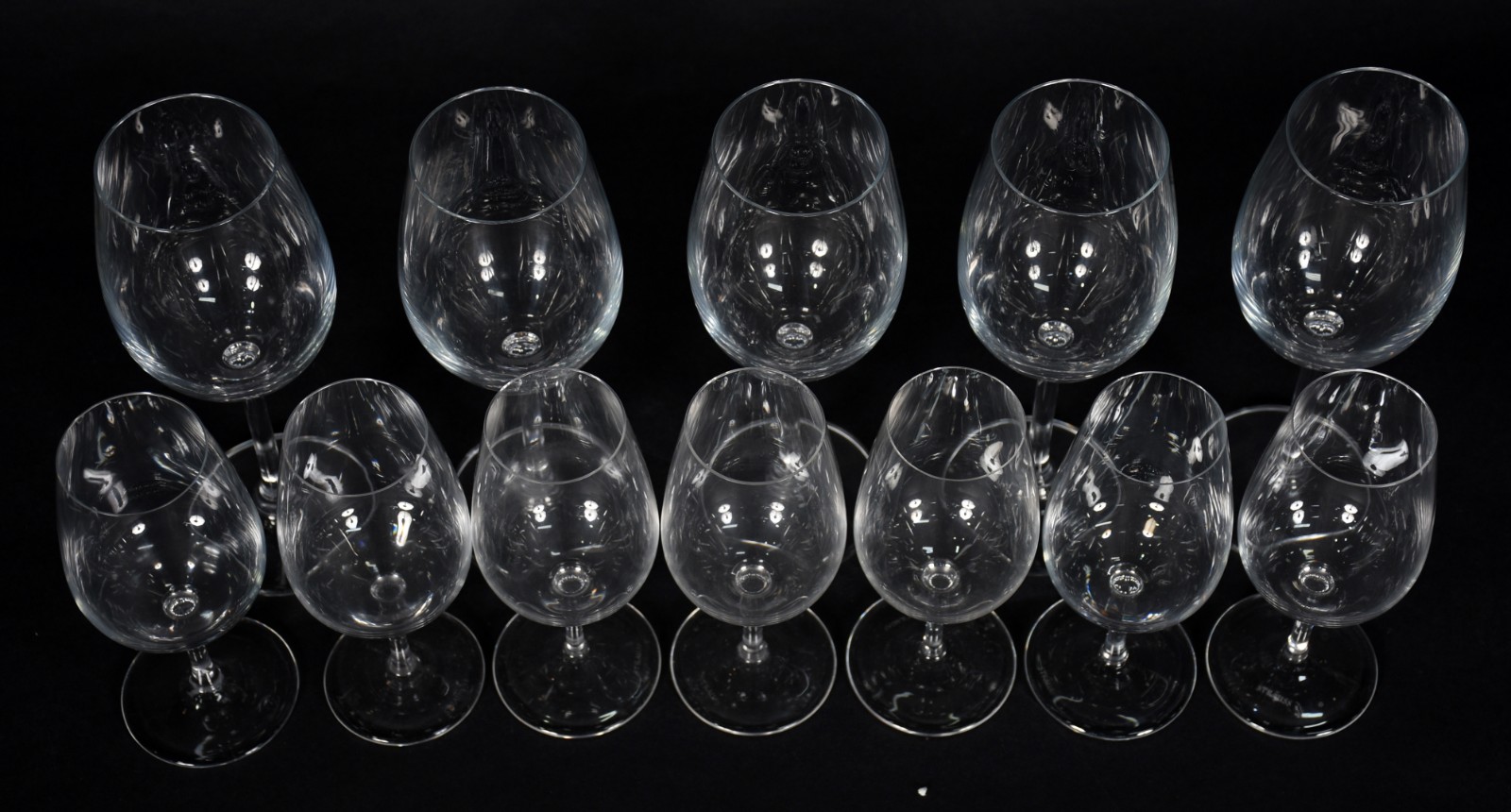 Doze taças de tamanhos diferentes para vinho. - foto 2 de 4