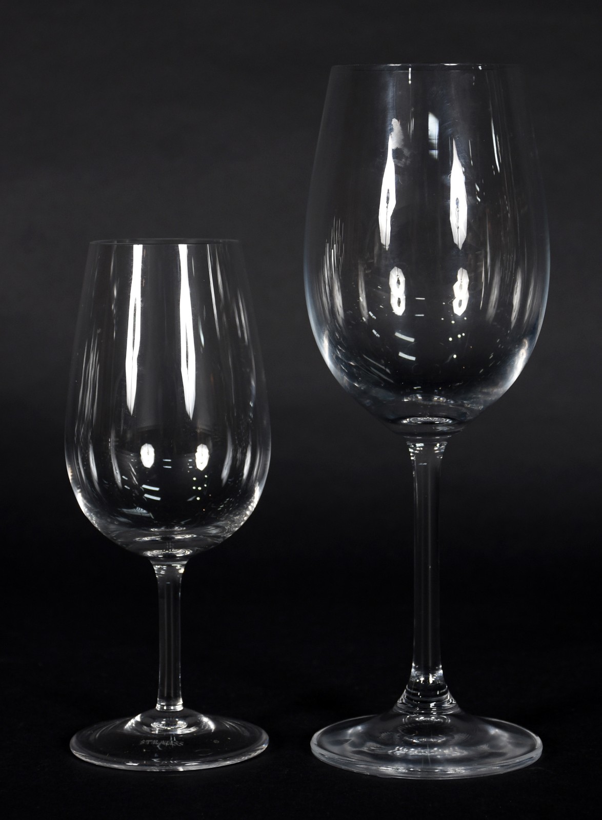 Doze taças de tamanhos diferentes para vinho. - foto 3 de 4