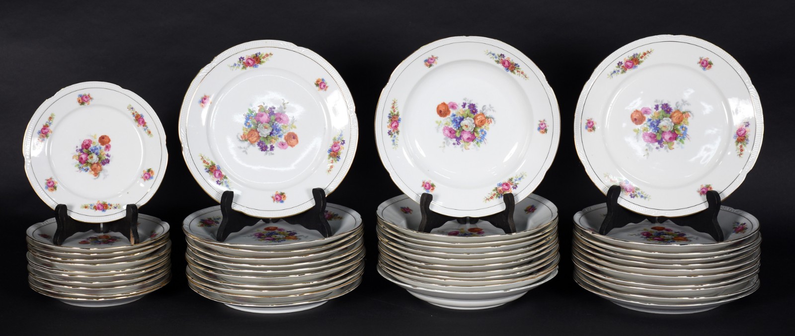 Aparelho de porcelana Polonesa composto por 22 pratos rasos, 12... - foto 2 de 6