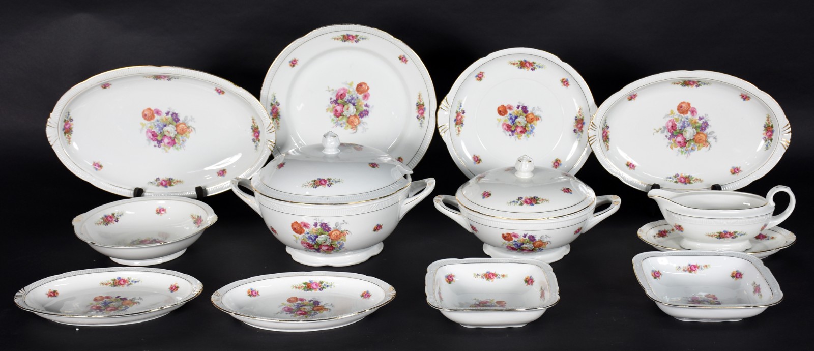 Aparelho de porcelana Polonesa composto por 22 pratos rasos, 12... - foto 3 de 6