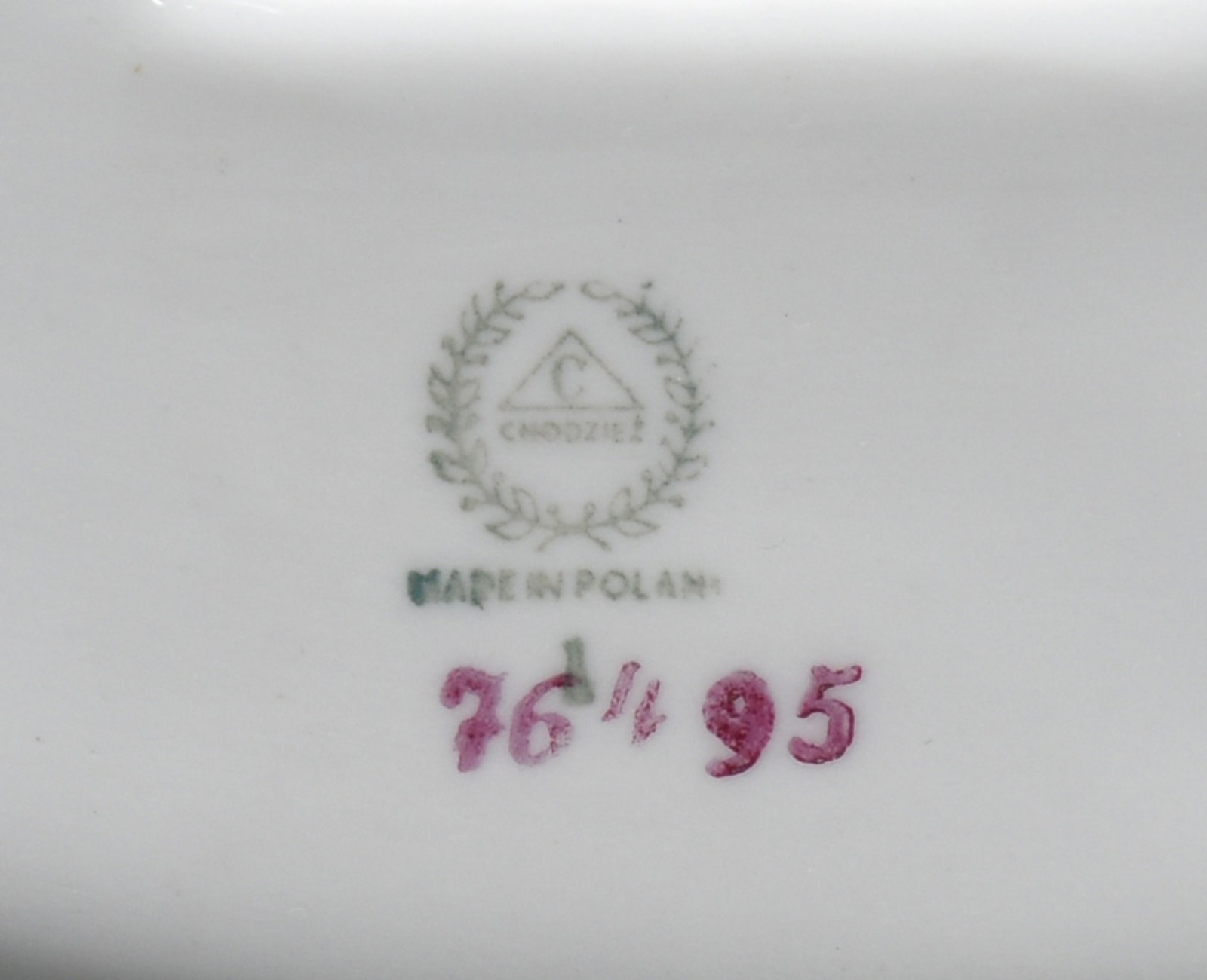 Aparelho de porcelana Polonesa composto por 22 pratos rasos, 12... - foto 5 de 6
