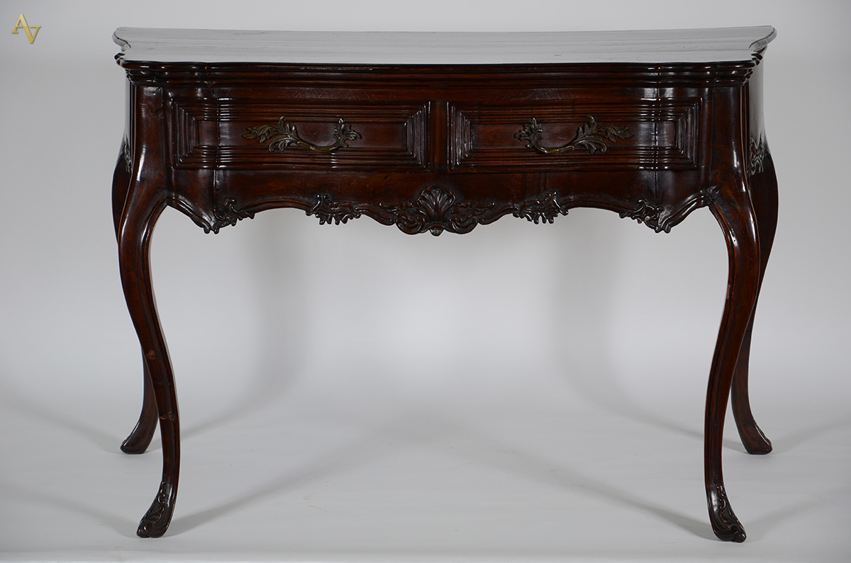 Mesa de encostar de jacarandá da Bahia, estilo D. José, duas gavetas... - foto 2 de 2
