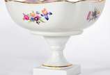 Fruteira de porcelana francesa de Limoges, deco... - Fruteira de porcelana francesa de Limoges, decoração floral em policromia com realces dourados.