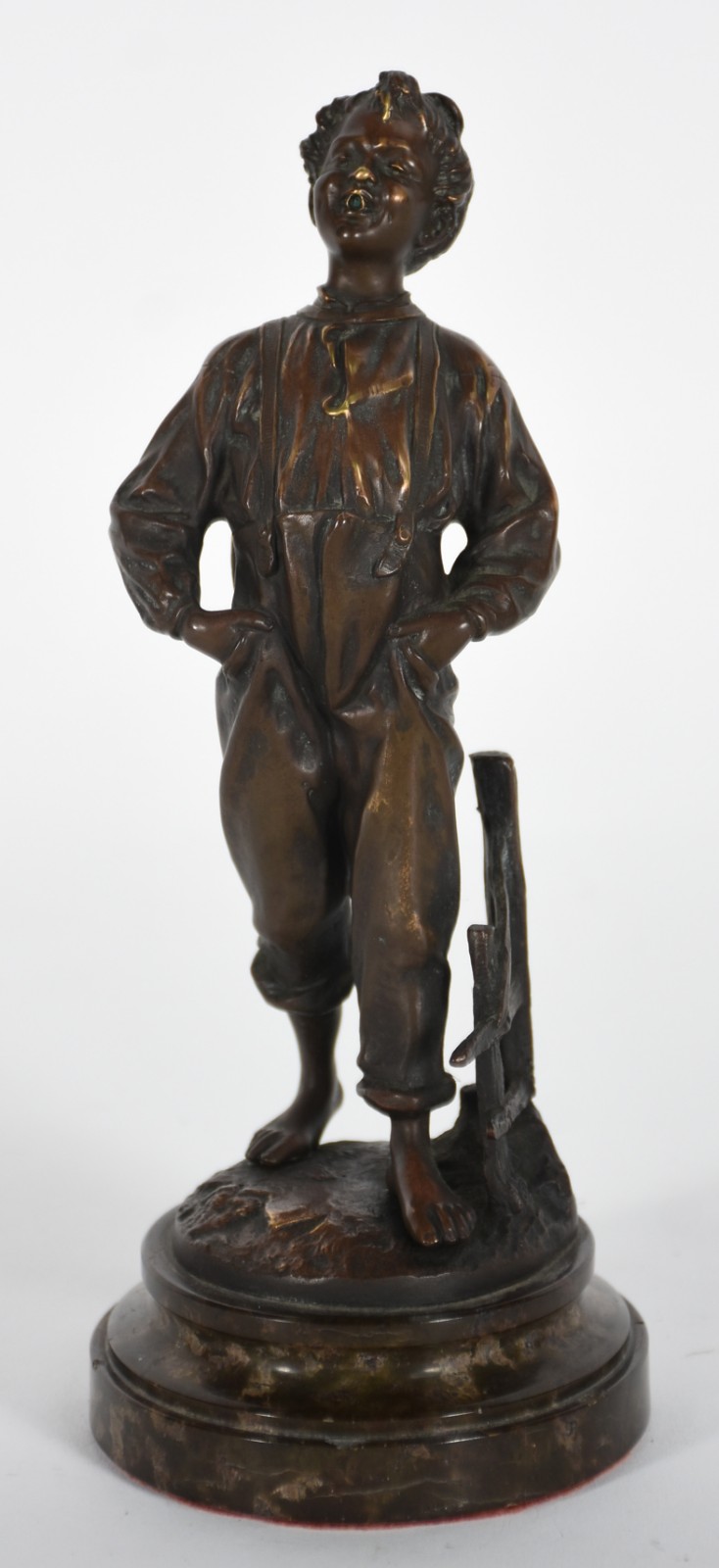 Escultura de bronze com base de mármore, representando menino... - foto 1 de 5