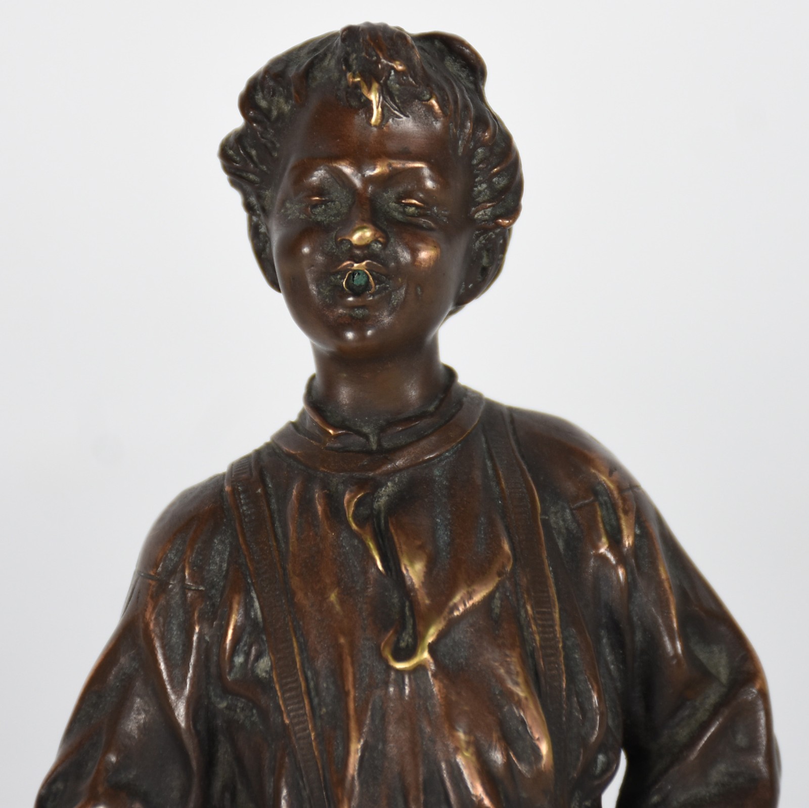 Escultura de bronze com base de mármore, representando menino... - foto 2 de 5