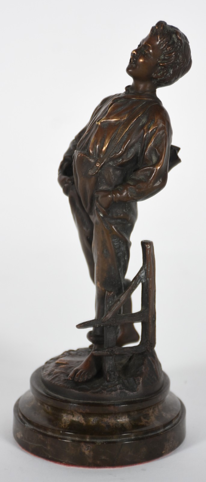 Escultura de bronze com base de mármore, representando menino... - foto 3 de 5