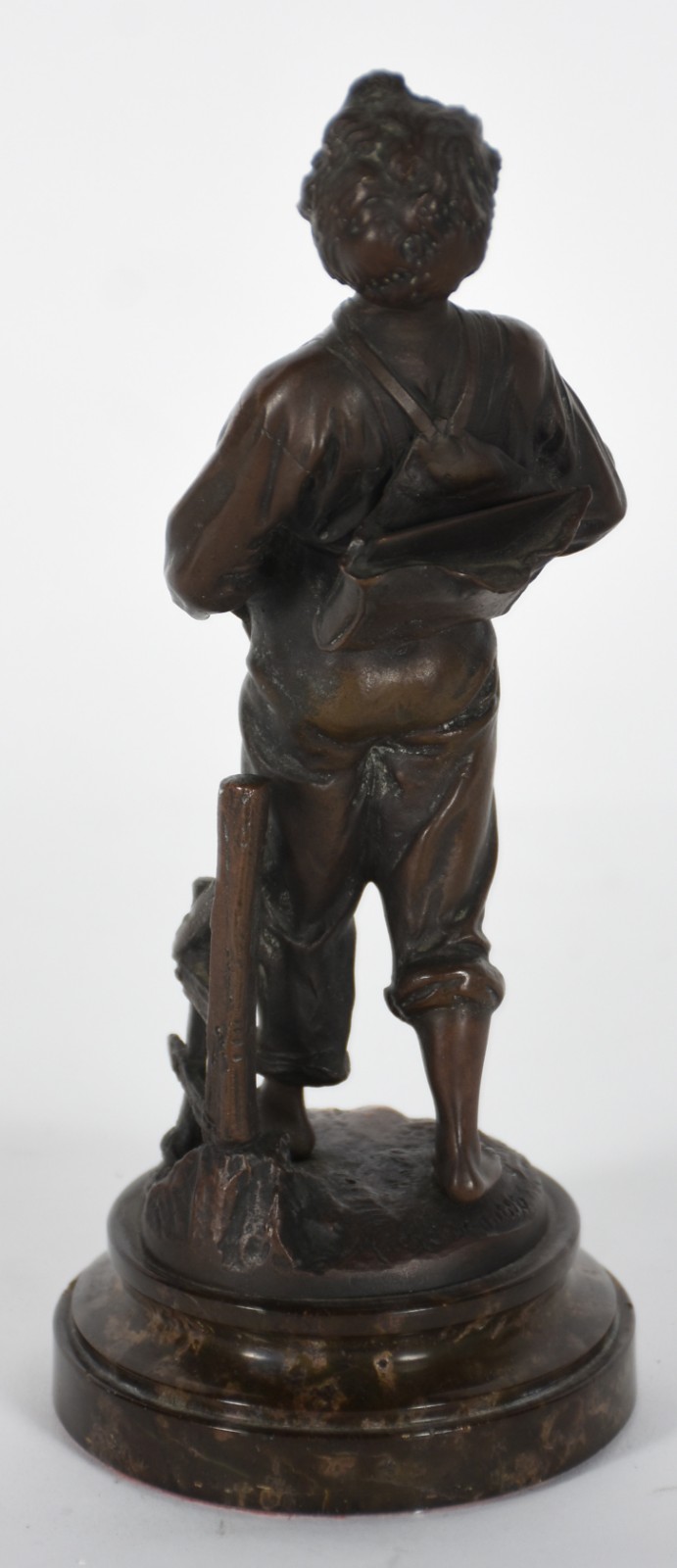 Escultura de bronze com base de mármore, representando menino... - foto 4 de 5