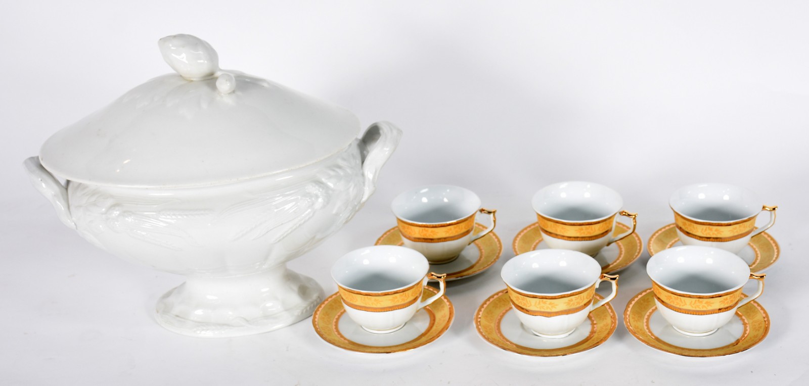 Diversas peças, sendo sopeira de porcelana inglesa J & G Meakin na... - foto 2 de 4