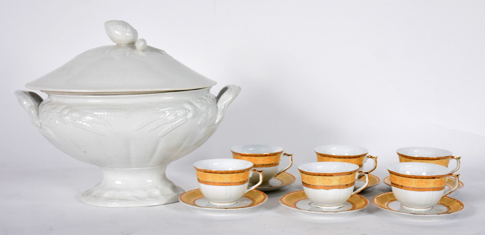 Diversas peças, sendo sopeira de porcelana inglesa J & G Meakin na... - foto 1 de 4