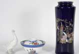 Diversas peças de porcelana sendo: vaso orienta... - Diversas peças de porcelana sendo: vaso oriental azul cobalto com aves em policromia , pato espanhol Nao by Lladro, bowl com tampa (bicado na ta...