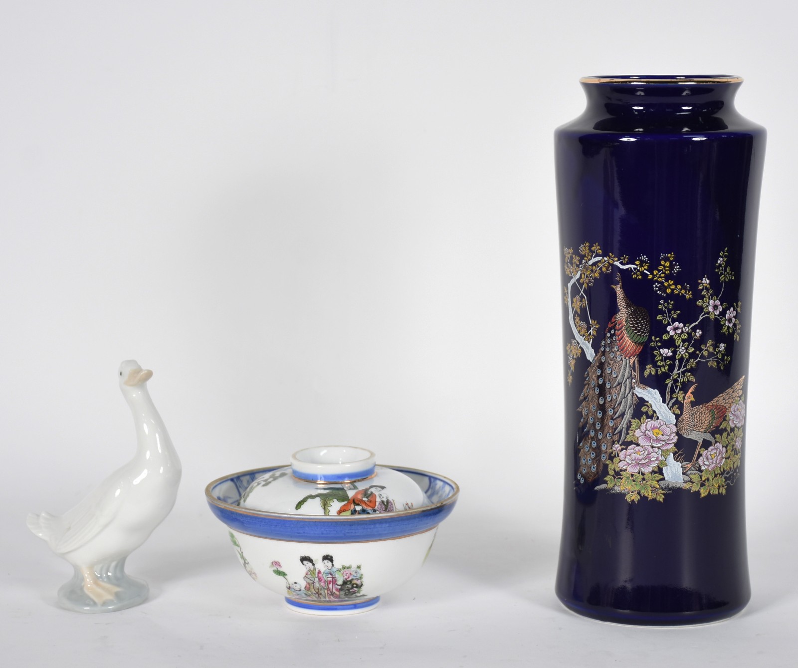 Diversas peças de porcelana sendo: vaso oriental azul cobalto com... - foto 1 de 8