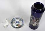 Diversas peças de porcelana sendo: vaso orienta... - Diversas peças de porcelana sendo: vaso oriental azul cobalto com aves em policromia , pato espanhol Nao by Lladro, bowl com tampa (bicado na ta...