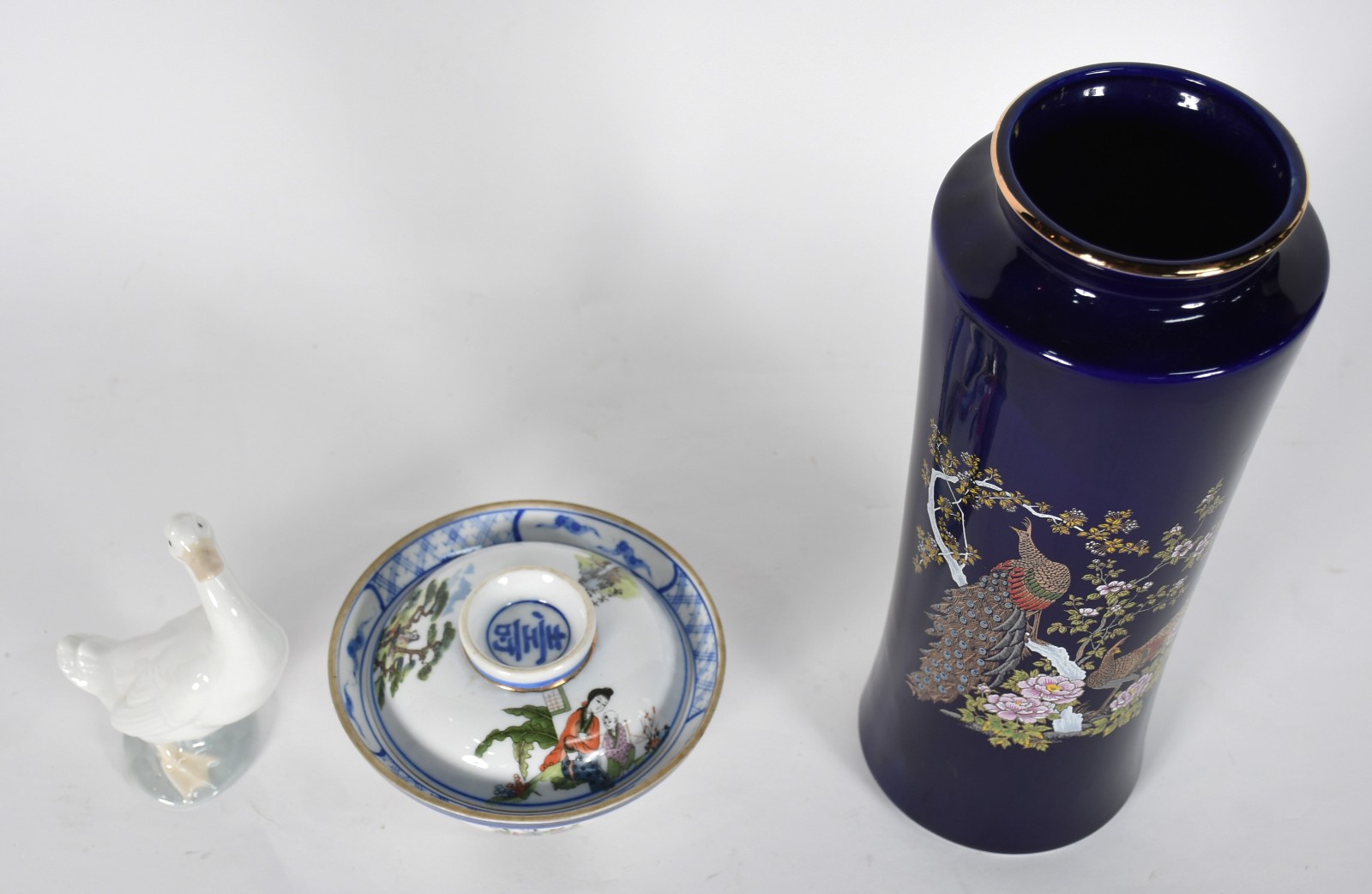 Diversas peças de porcelana sendo: vaso oriental azul cobalto com... - foto 2 de 8
