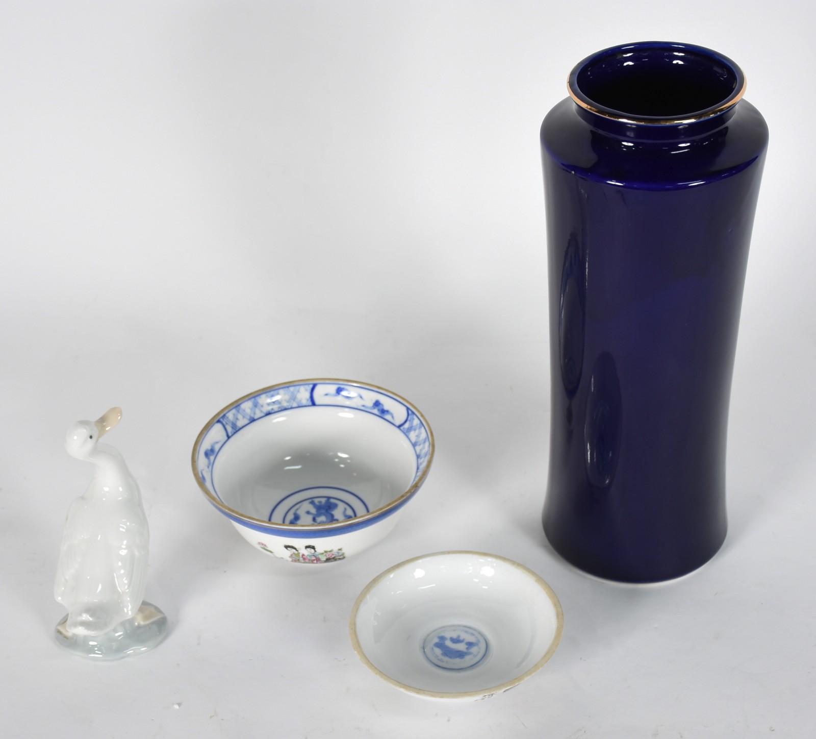 Diversas peças de porcelana sendo: vaso oriental azul cobalto com... - foto 3 de 8