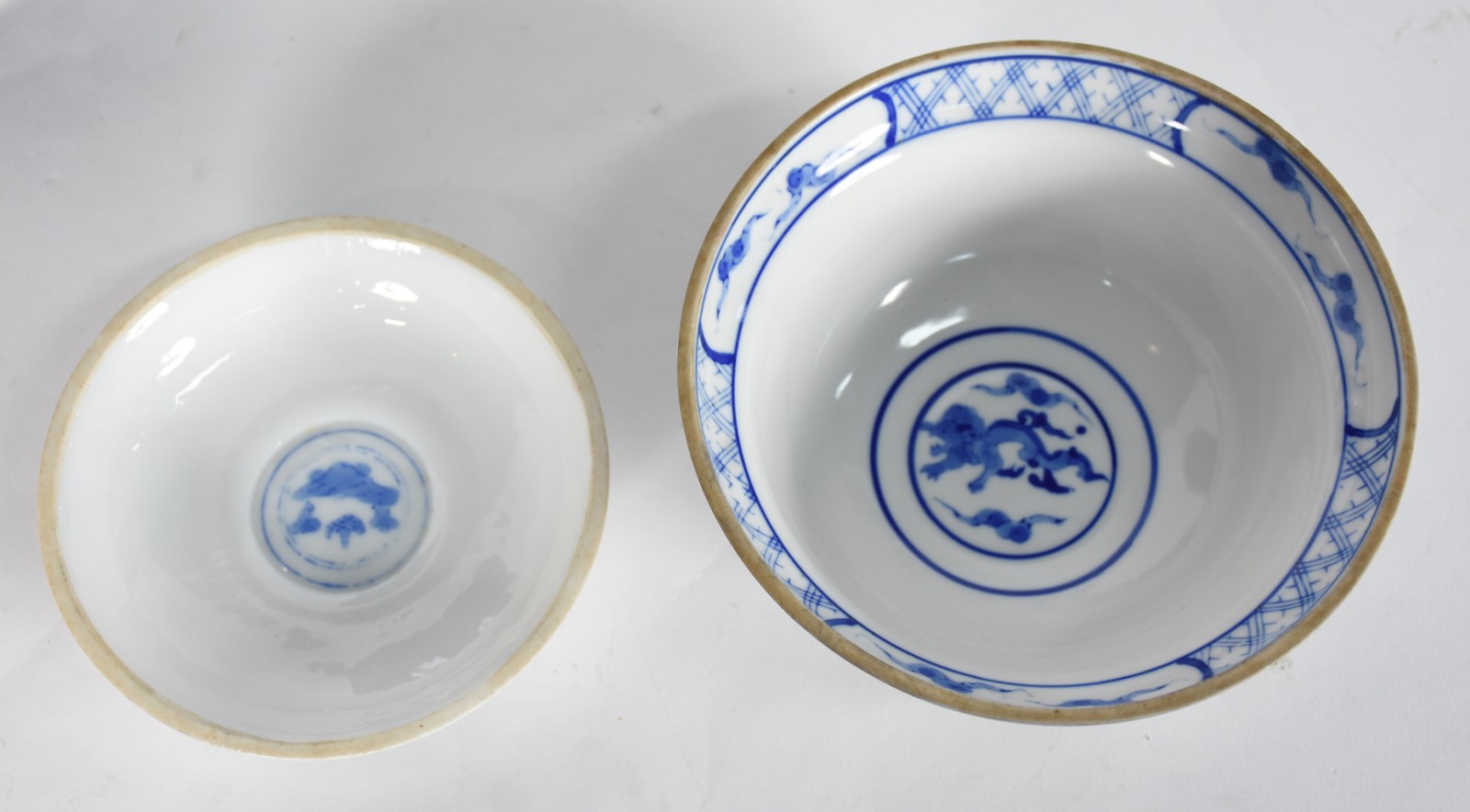 Diversas peças de porcelana sendo: vaso oriental azul cobalto com... - foto 4 de 8