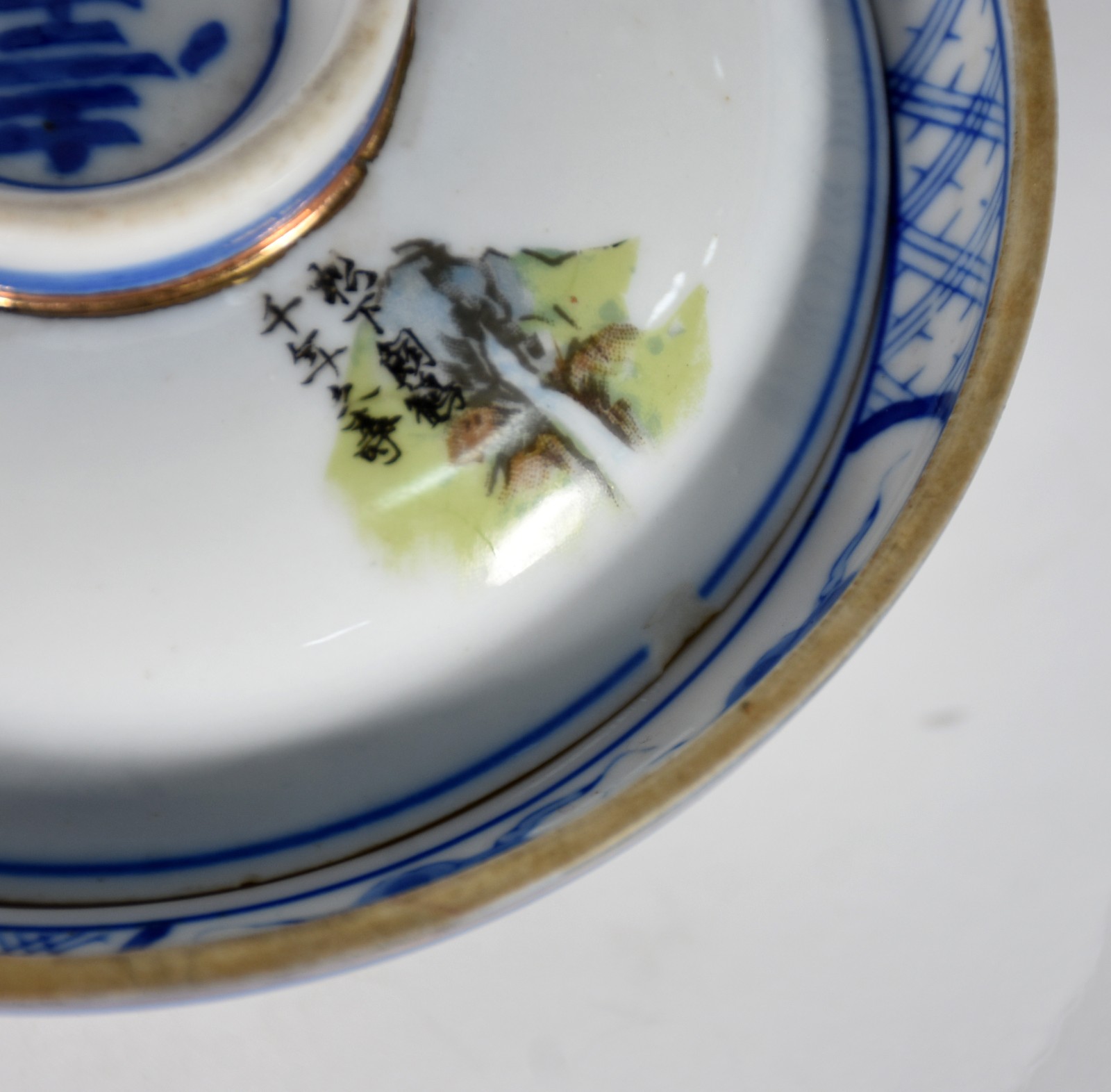 Diversas peças de porcelana sendo: vaso oriental azul cobalto com... - foto 8 de 8