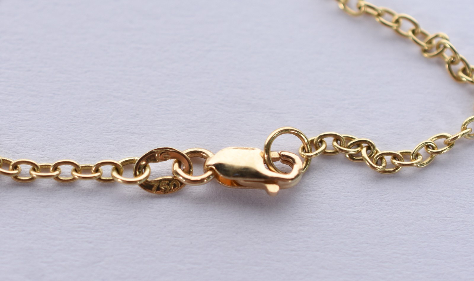 Pulseira de ouro 750 com detalhe feitio "infinito" e corações. (Por... - foto 2 de 3