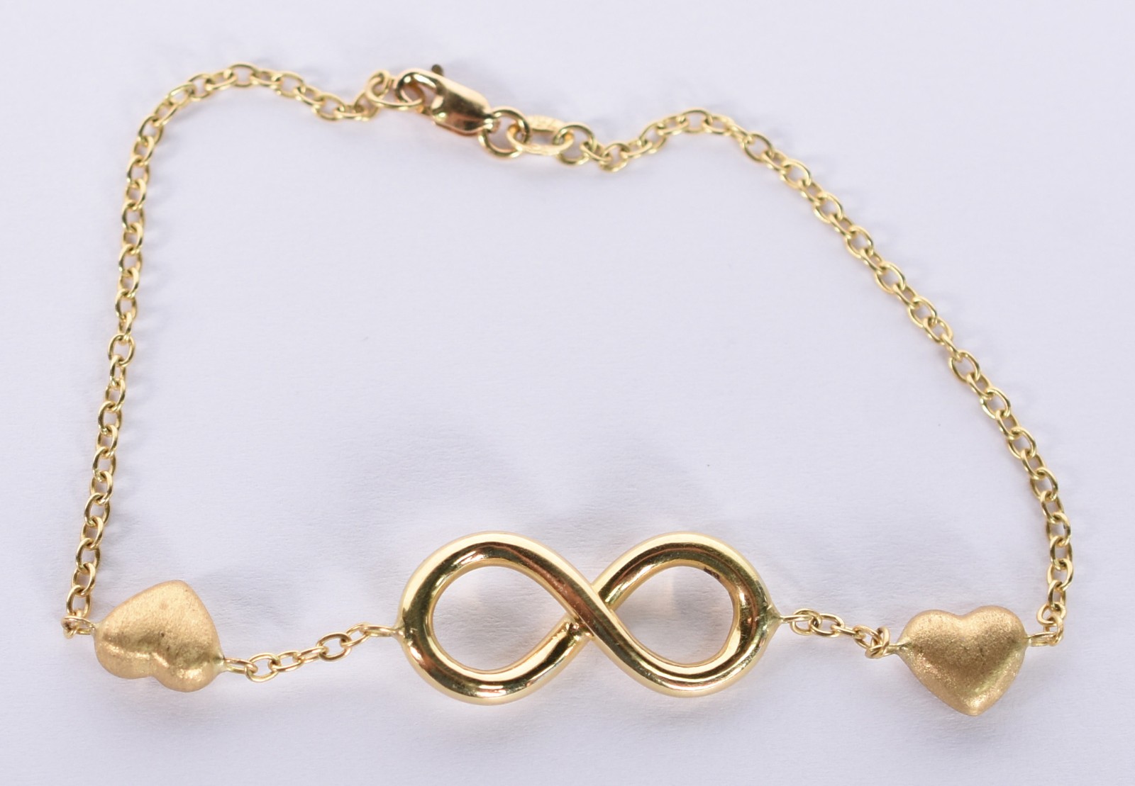 Pulseira de ouro 750 com detalhe feitio "infinito" e corações. (Por... - foto 3 de 3
