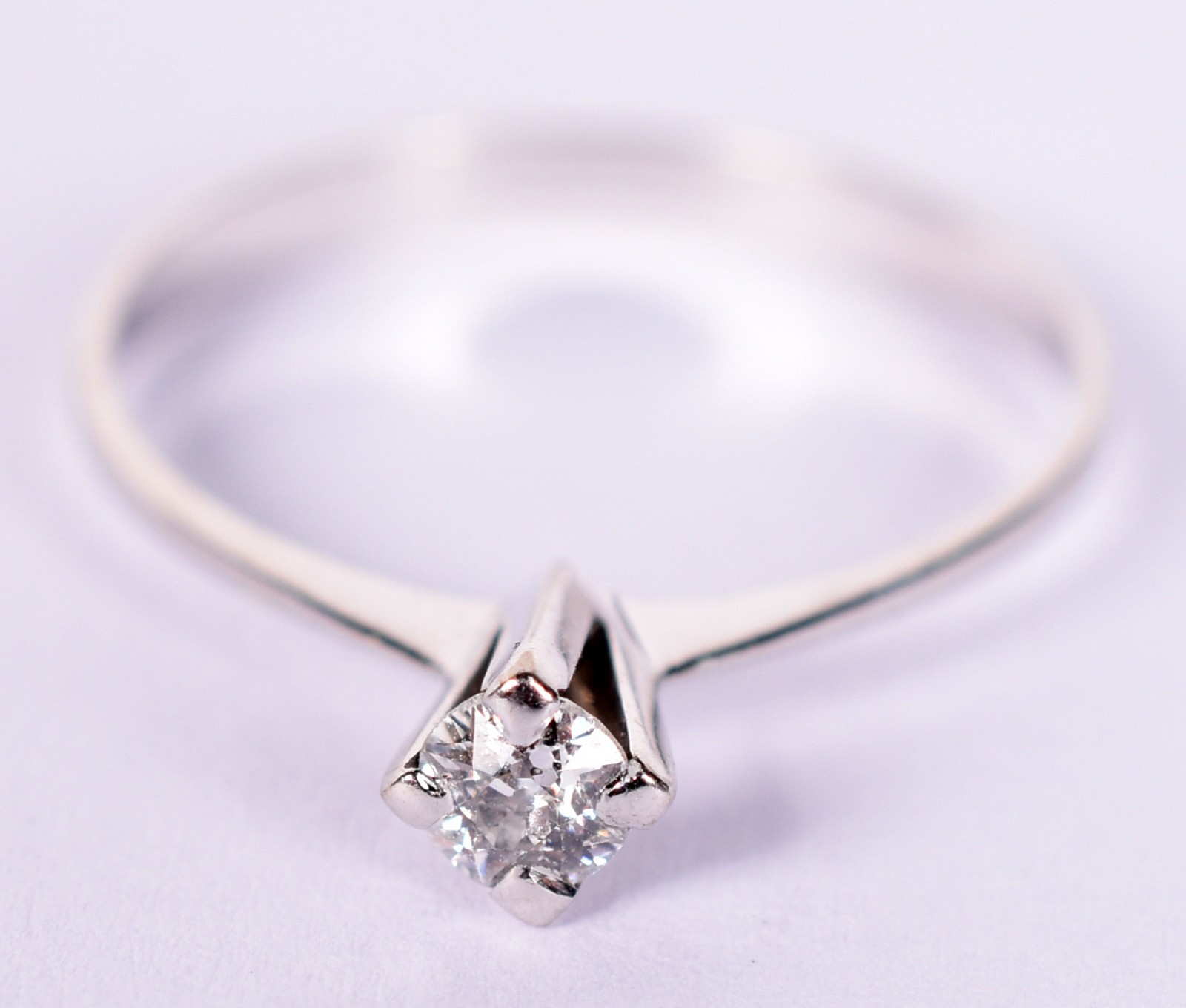 Solitário de ouro branco com um brilhante de aproximadamente 0,18 ct... - foto 1 de 3