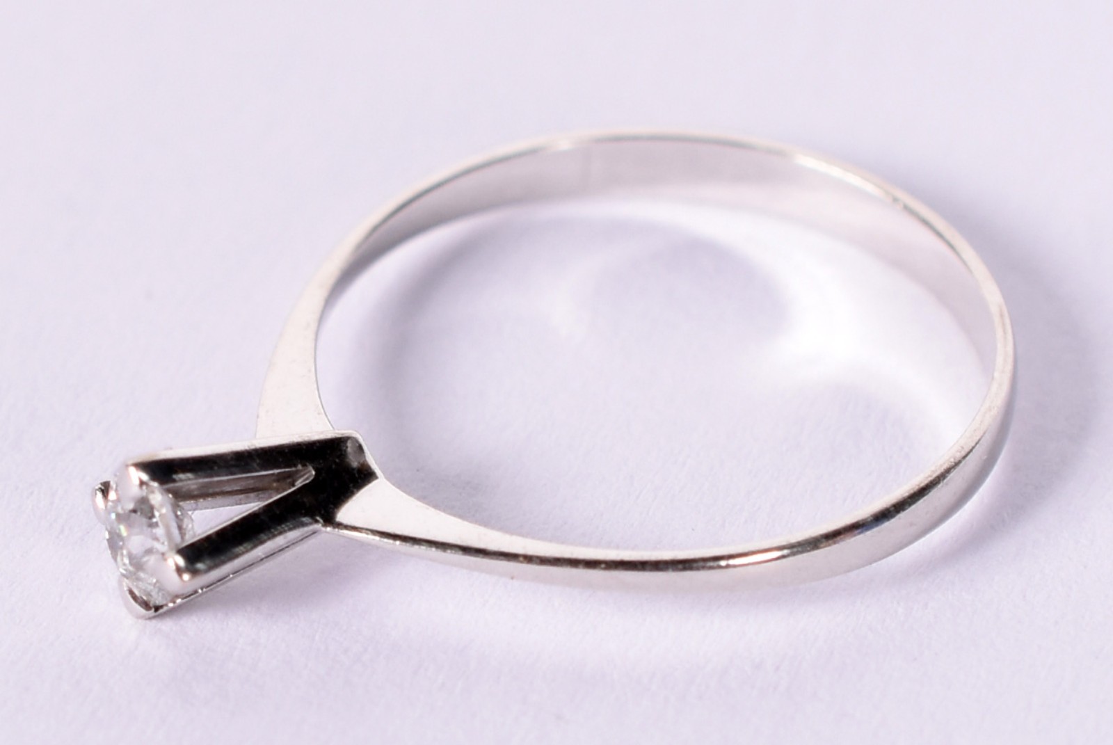 Solitário de ouro branco com um brilhante de aproximadamente 0,18 ct... - foto 2 de 3