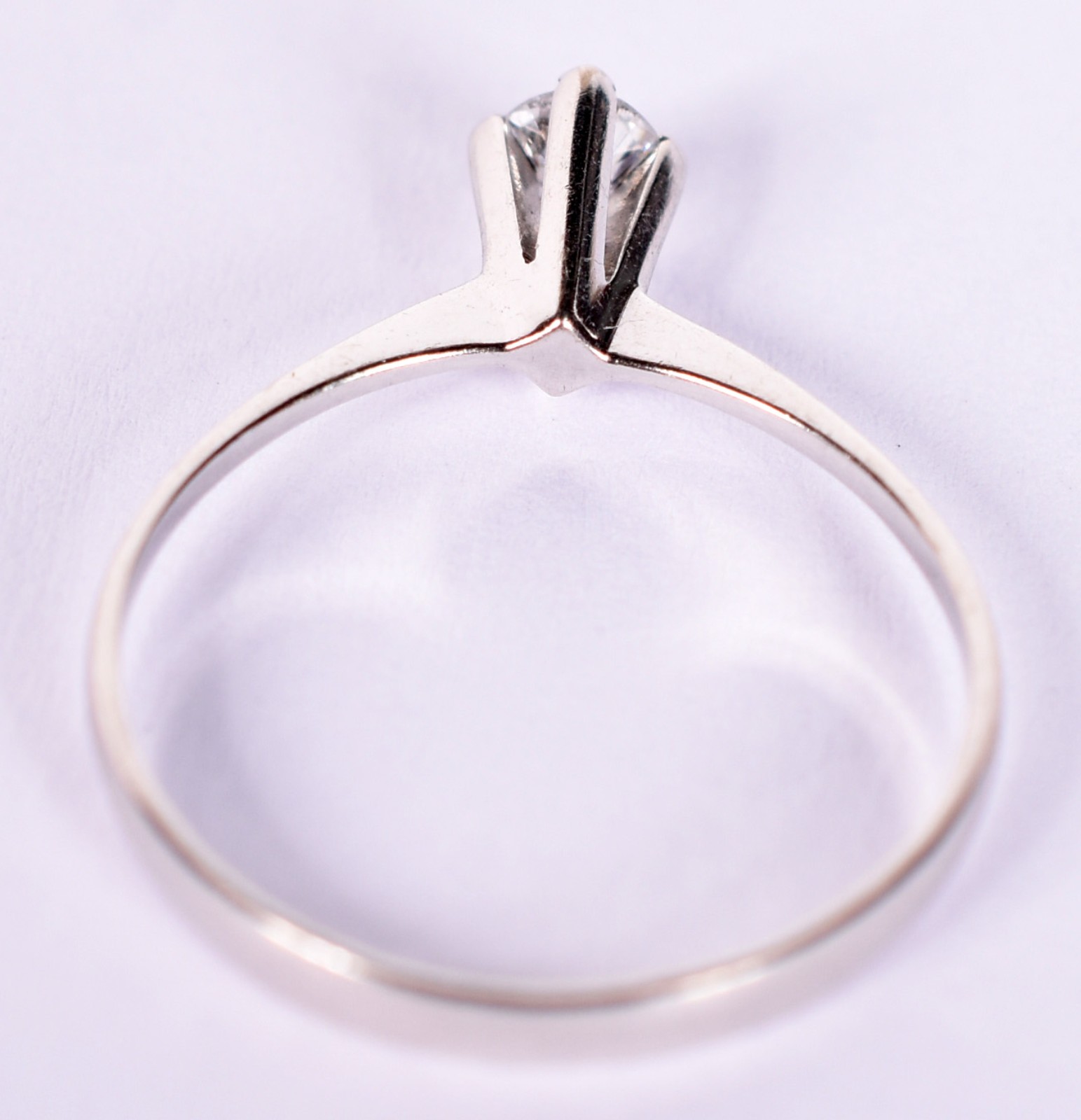 Solitário de ouro branco com um brilhante de aproximadamente 0,18 ct... - foto 3 de 3