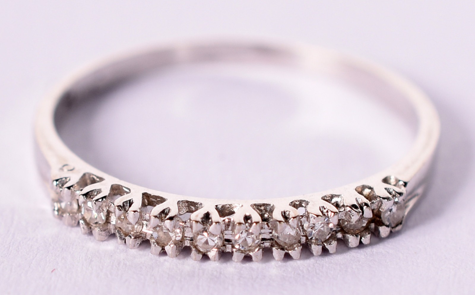 Anel de ouro branco com 9 brilhantes de aproximadamente 0,02 ct cada... - foto 1 de 4