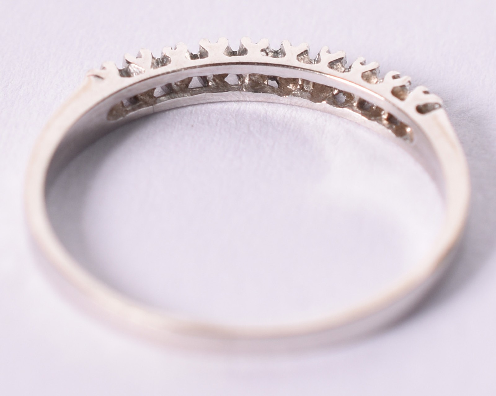 Anel de ouro branco com 9 brilhantes de aproximadamente 0,02 ct cada... - foto 4 de 4