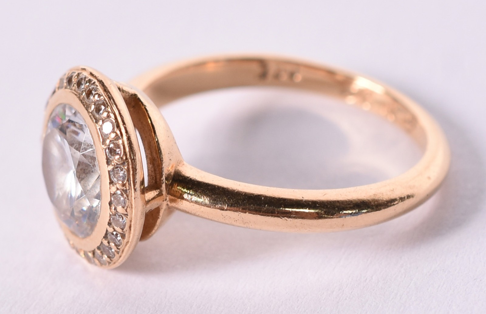 Anel de ouro 18 k com safira branca central, aro 20 (Por motivos de... - foto 2 de 3