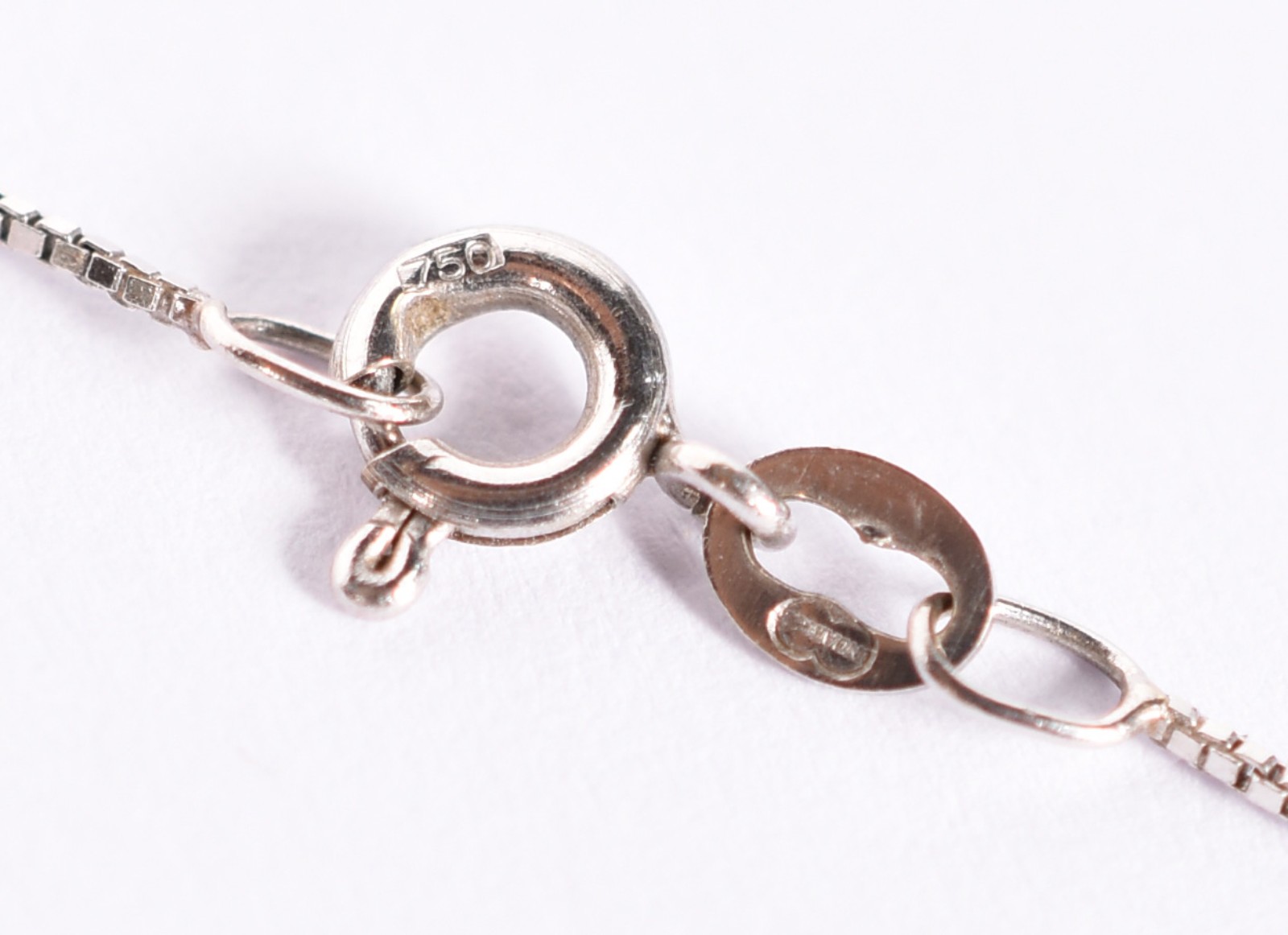 Gargantilha de ouro branco com pingente feitio coração (Por motivos... - foto 4 de 6