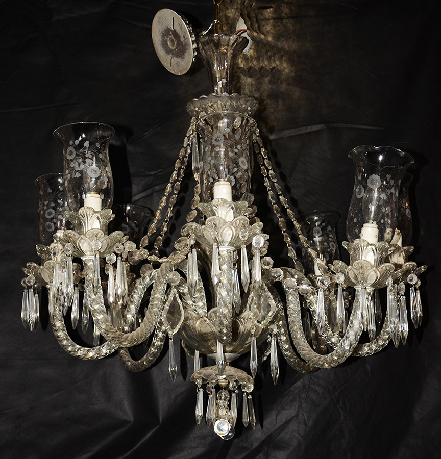 Lustre de cristal com oito braços , pingentes lapidados e mangas...