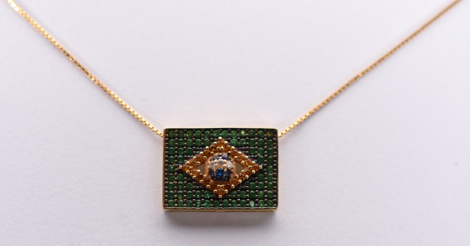 Gargantilha de ouro 18 k com bandeira do Brasil com esmeraldas. - foto 1 de 5