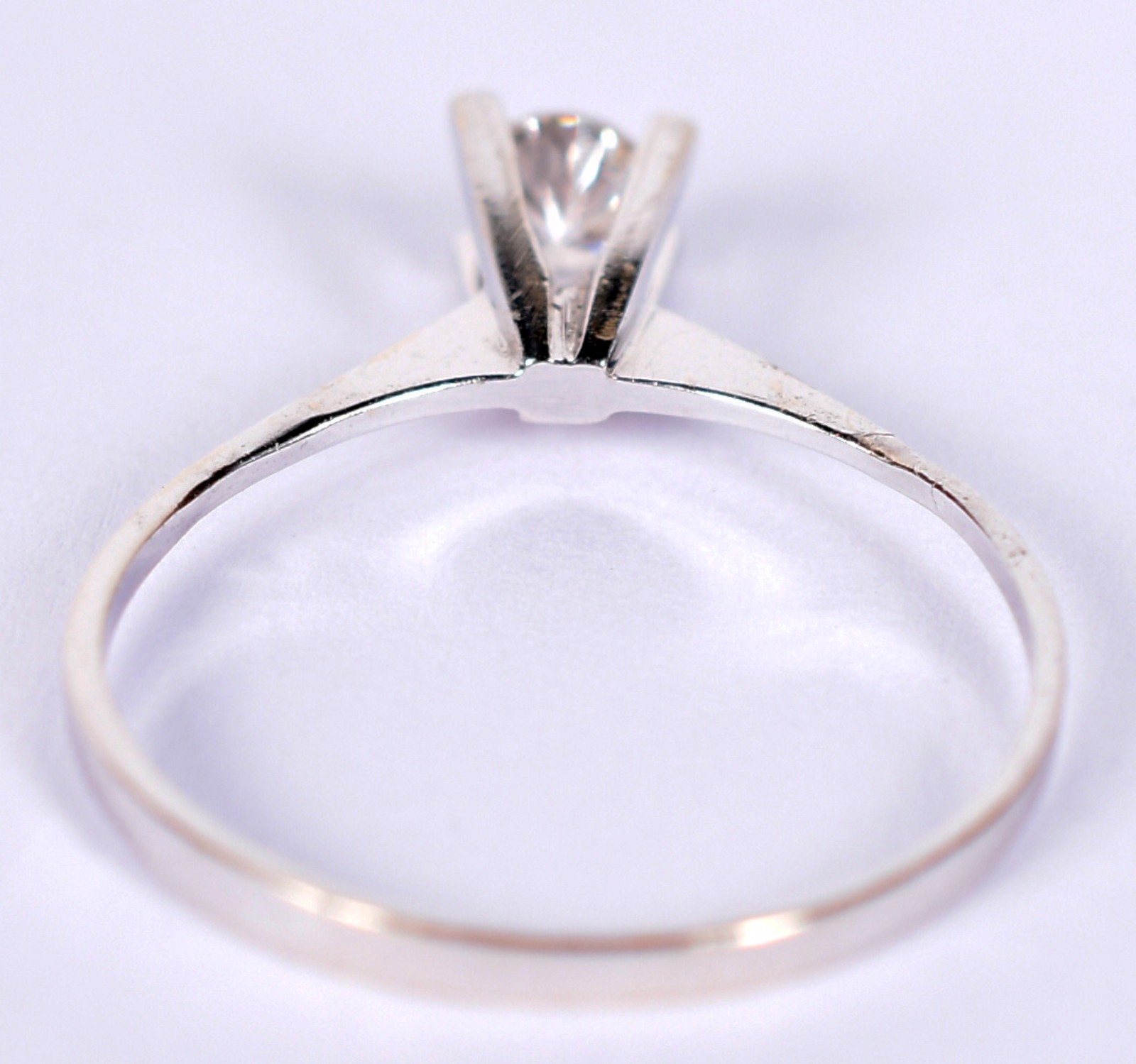Anel solitário de ouro branco com um brilhante de aproximadamente... - foto 4 de 4